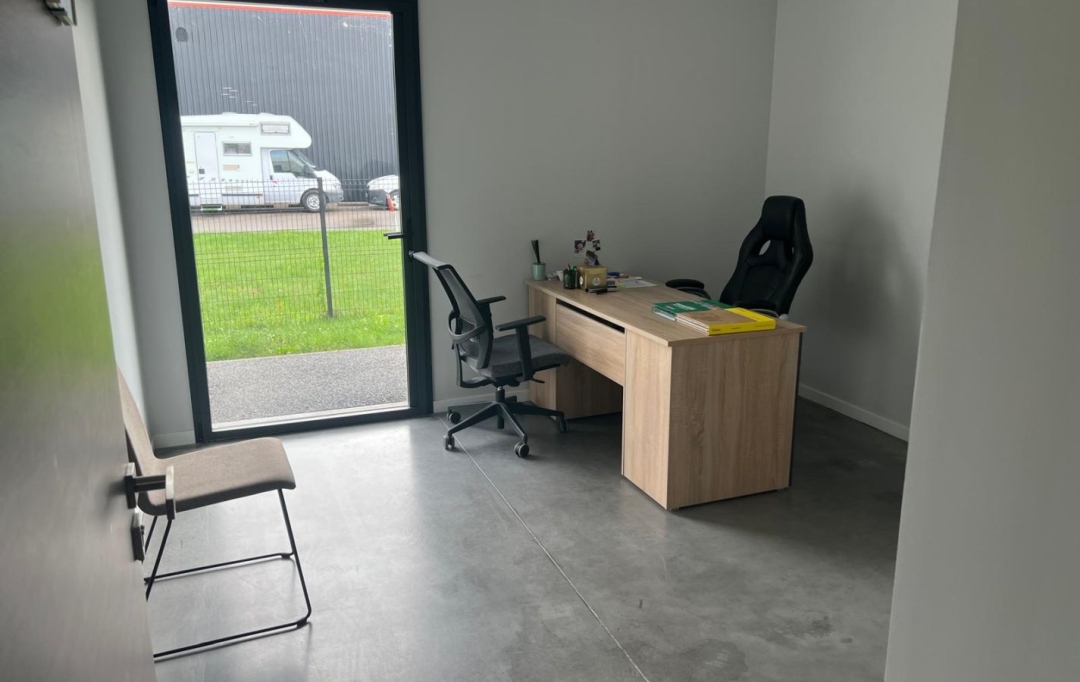 Annonces AIN RHONE : Commercial | CHATILLON-SUR-CHALARONNE (01400) | 18 m2 | 350 &euro; 